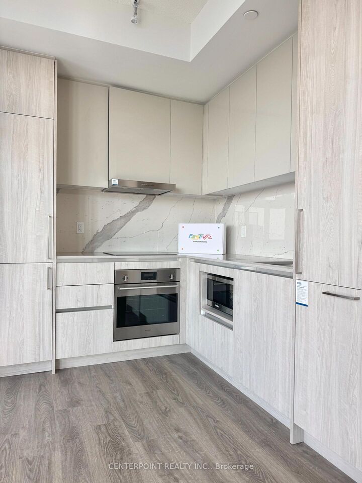 Property Photo: 195 Commerce Street 5212 ON L4K 0P9