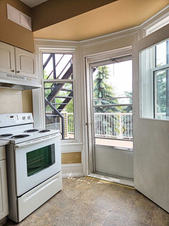 Property Photo: 1110 Simcoe Street S Upper #2 ON L1H 4L8