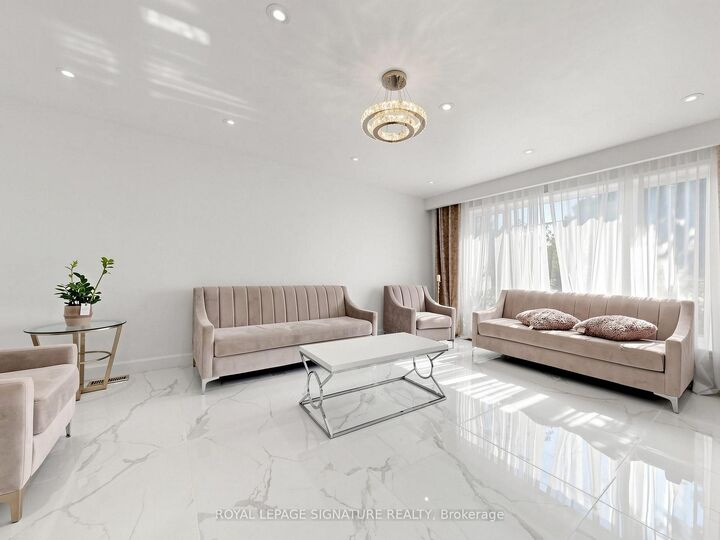 Property Photo: 31 Tollerton Avenue ON M2K 2H1