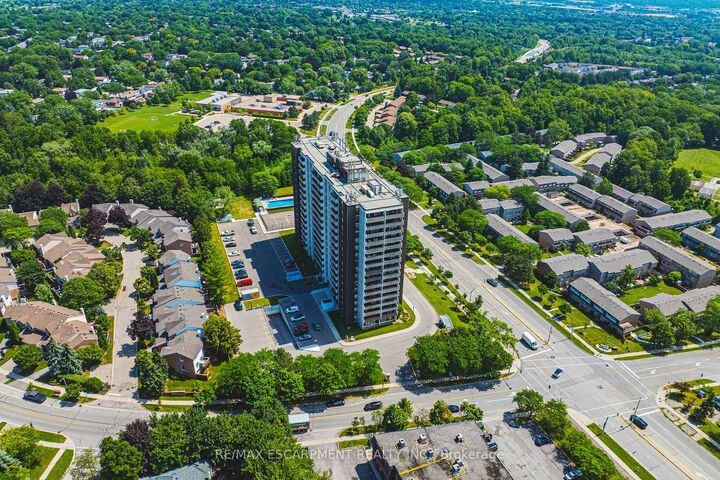 Property Photo: 2055 Upper Middle Road 1504 ON L7P 3P4