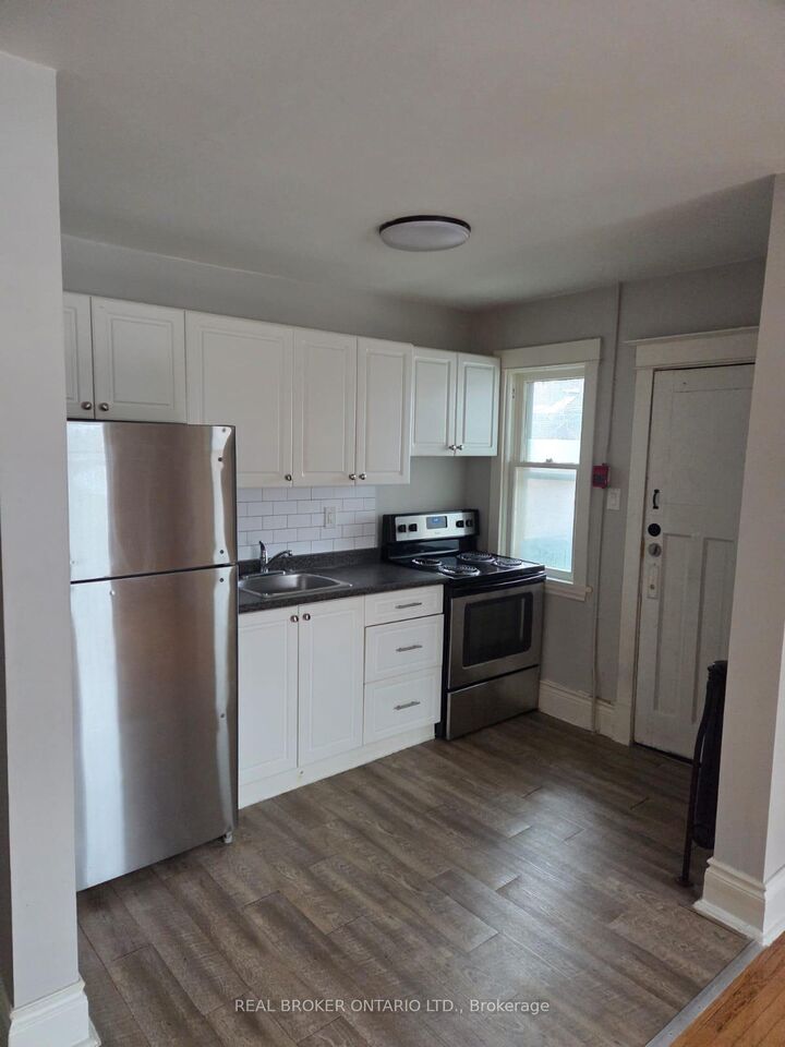 Property Photo: 985 Main Street E 5 ON L8M 1N3