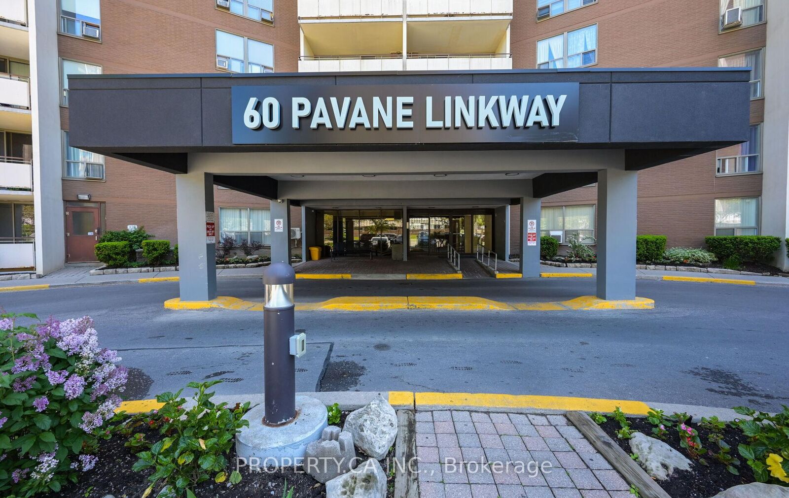 Property Photo:  60 Pavane Linkway N/A 207  ON M3C 1A1 