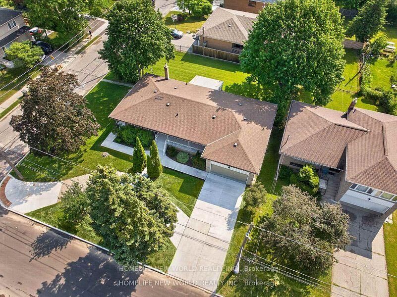 Photo de la propriété:  203 Goddard Street  ON M3H 5E7 