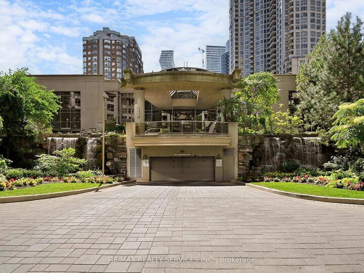 Property Photo:  3880 Duke Of York Boulevard 504  ON L5B 4M7 