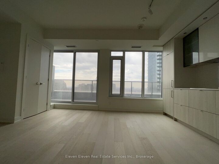 Property Photo:  11 Yorkville Avenue 2402  ON M4W 1L2 