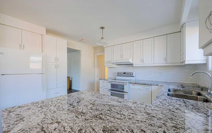 Property Photo: 2393 Whaley Drive Upper ON L5B 2B3