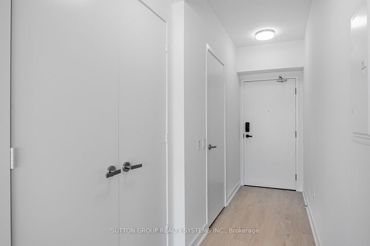 Property Photo:  3900 Confederation Parkway 1307  ON L5B 0M3 