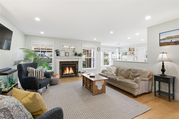 Property Photo: 647 Temple St BC V9P 1B4