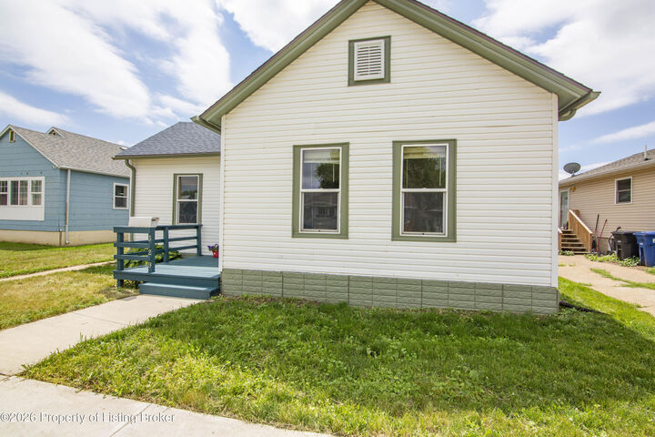 Property Photo:  329 1st Street SW  ND 58601 