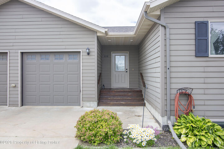Property Photo:  658 4th Avenue SE  ND 58601 