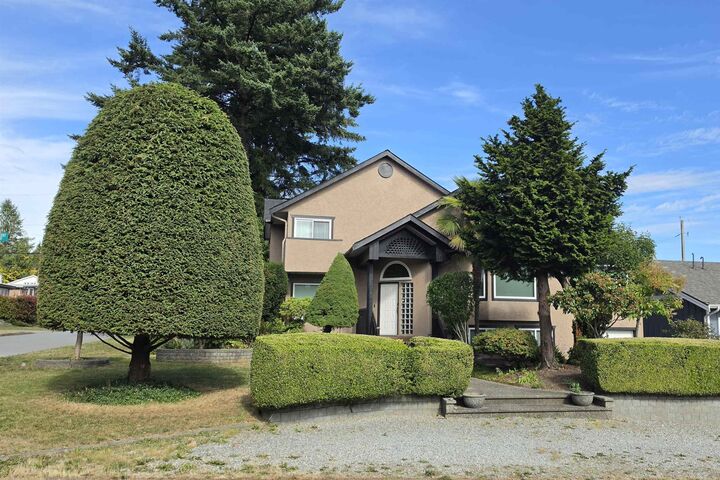 2220 Paulus Crescent — photo 1