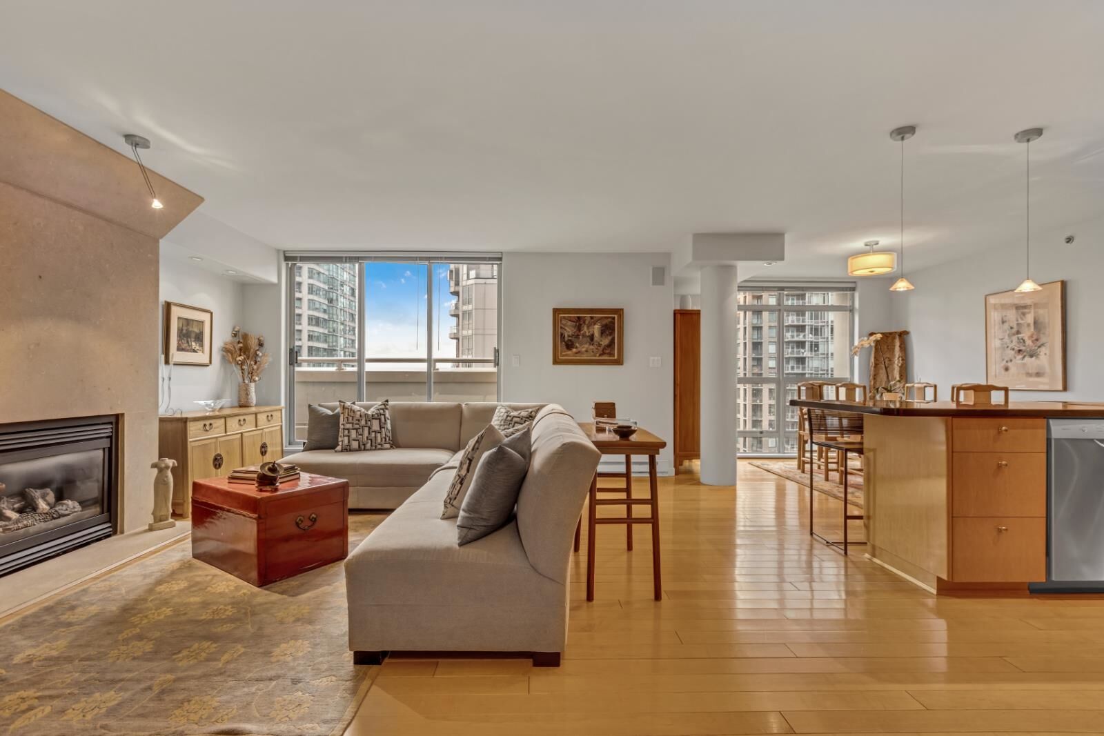 Property Photo: 819 Hamilton Street 1404 BC V6B 6M2