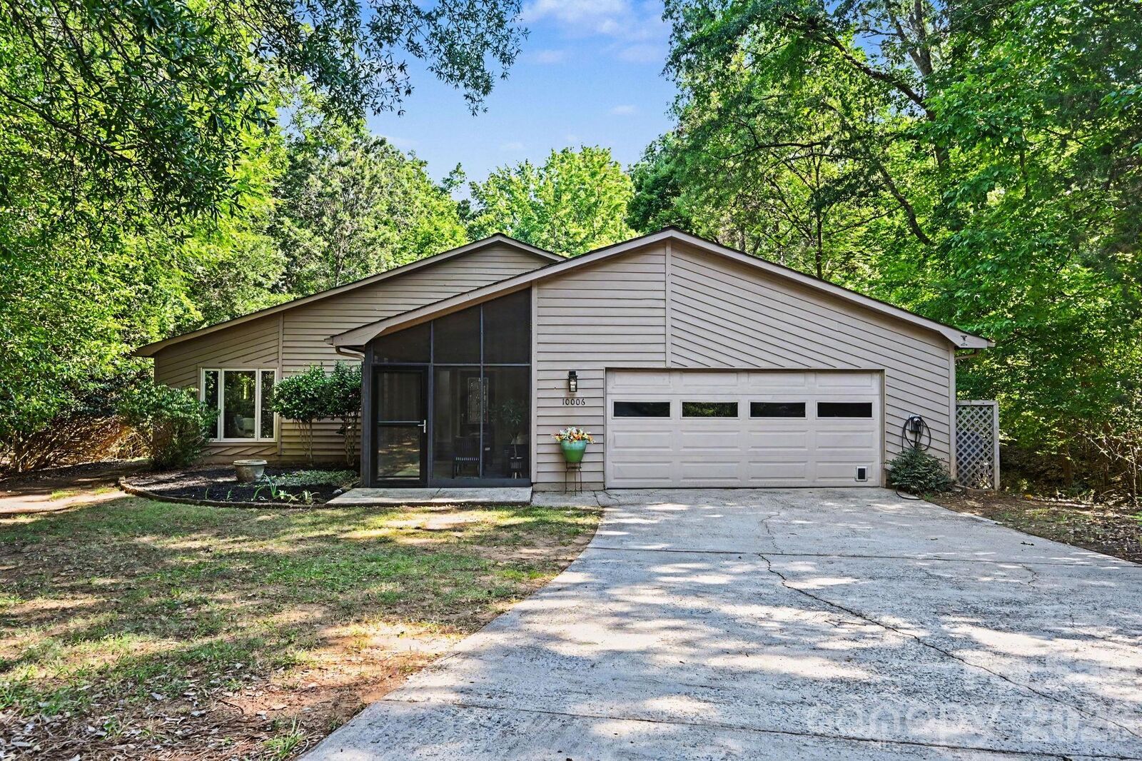 Property Photo: 10006 Stoneleigh Lane NC 28277