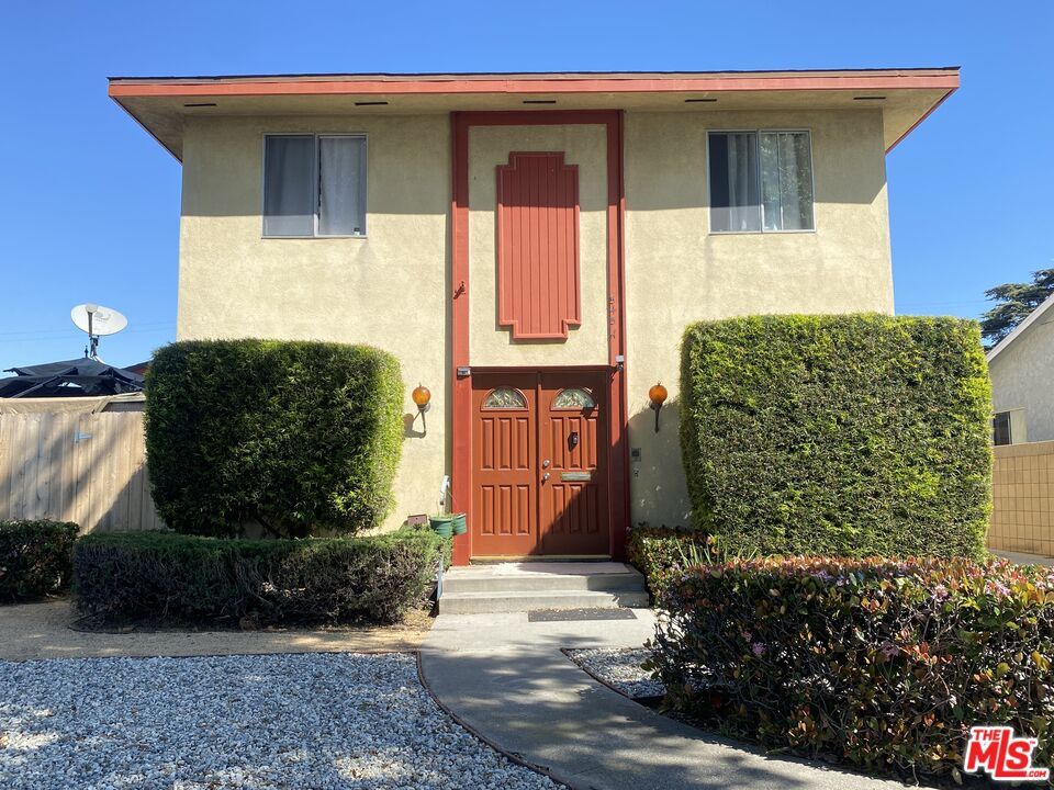 Property Photo: 545 E Hillsdale St CA 90302