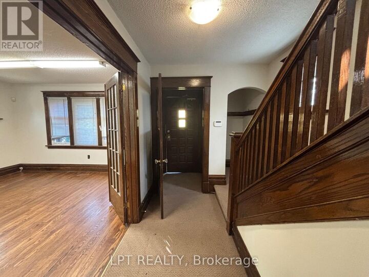Property Photo:  322 Waverley Street  ON K2P 0W3 