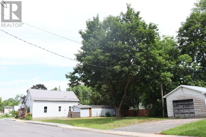 Property Photo:  29 College Street  ON K0C 1H0 