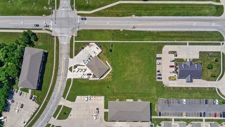 Property Photo:  806 N US Highway 69  IA 50124 