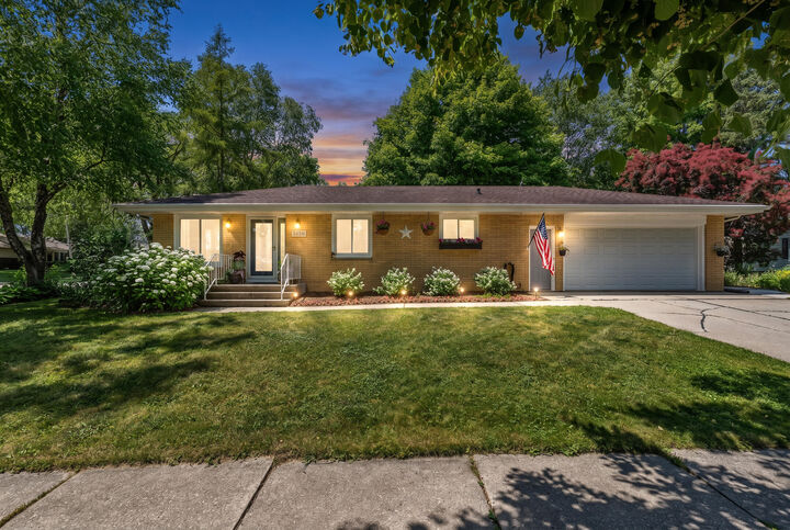 Property Photo:  2404 Skyline Dr  WI 53090 