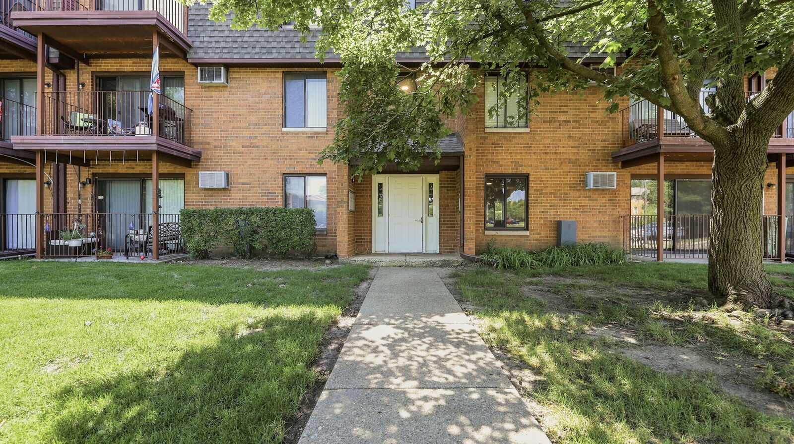 Property Photo:  645 N Briar Hill Lane 2  IL 60101 