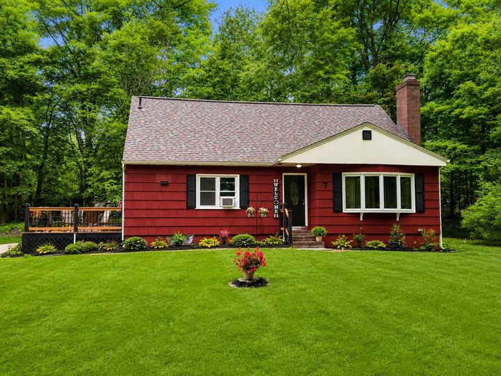 Property Photo:  7 Will Drive  NH 03071 