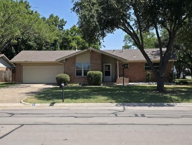 Property Photo: 1300 Amherst Drive TX 76201