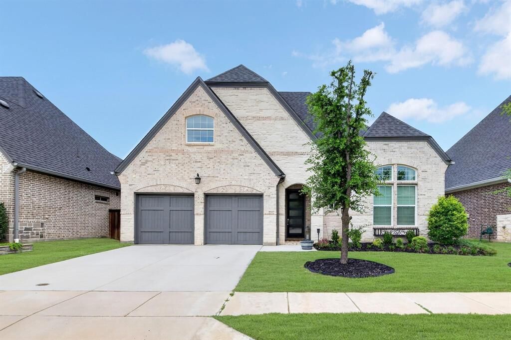 Property Photo:  2825 Braemar  TX 75056 