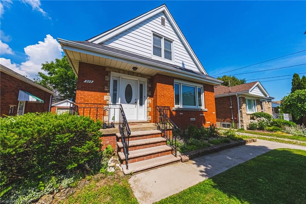 Property Photo: 208 Glencarry Avenue ON L8K 3R9