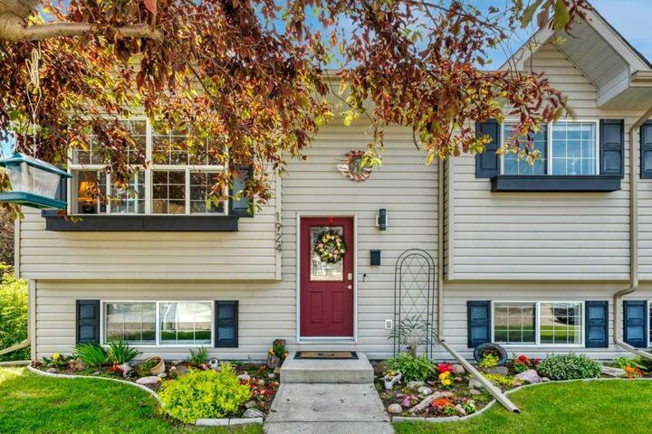 Property Photo:  1924 Strathcona Terrace  AB T1P 1S1 