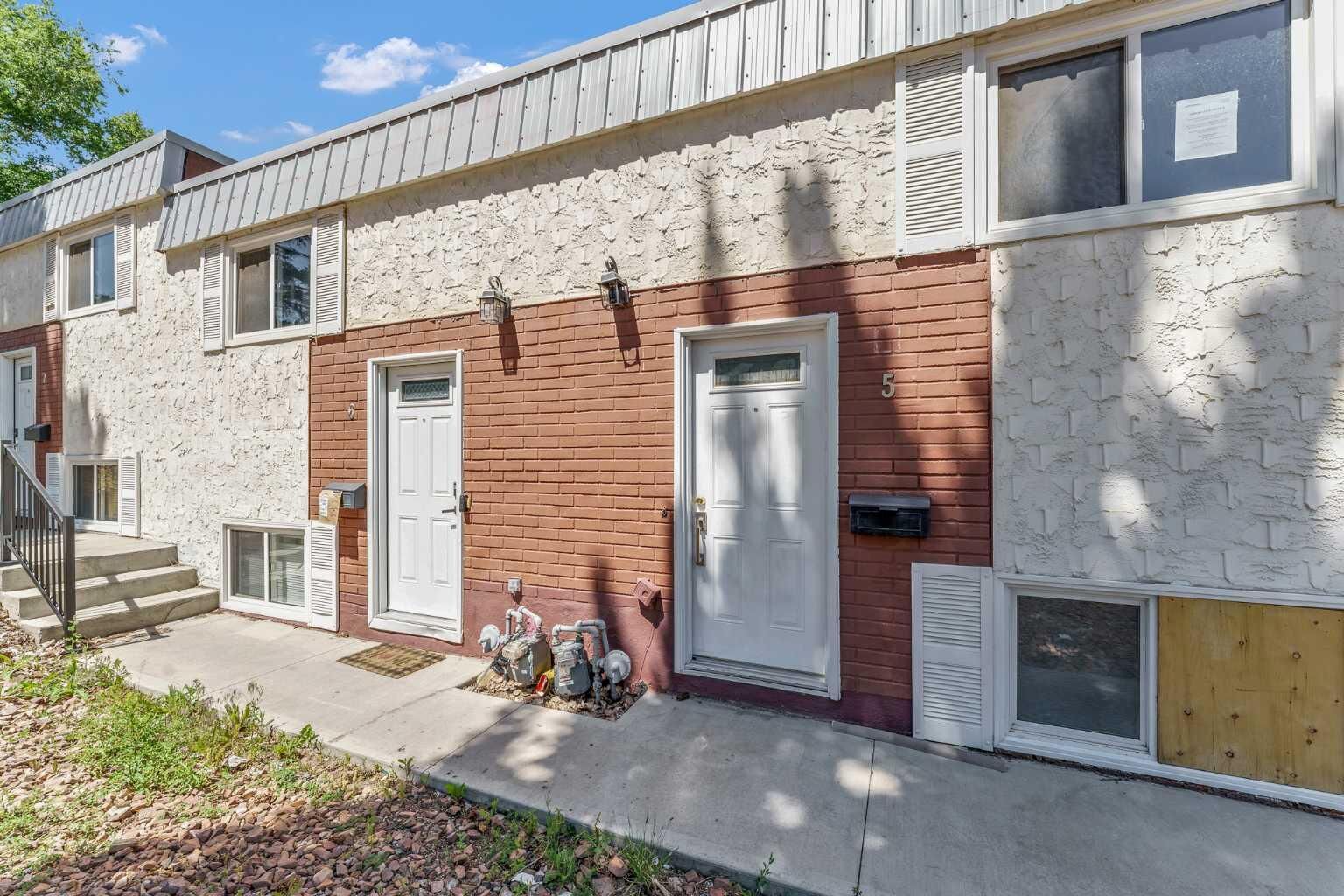 Property Photo:  6 Chinook Drive SW 5  AB T1A 4B3 
