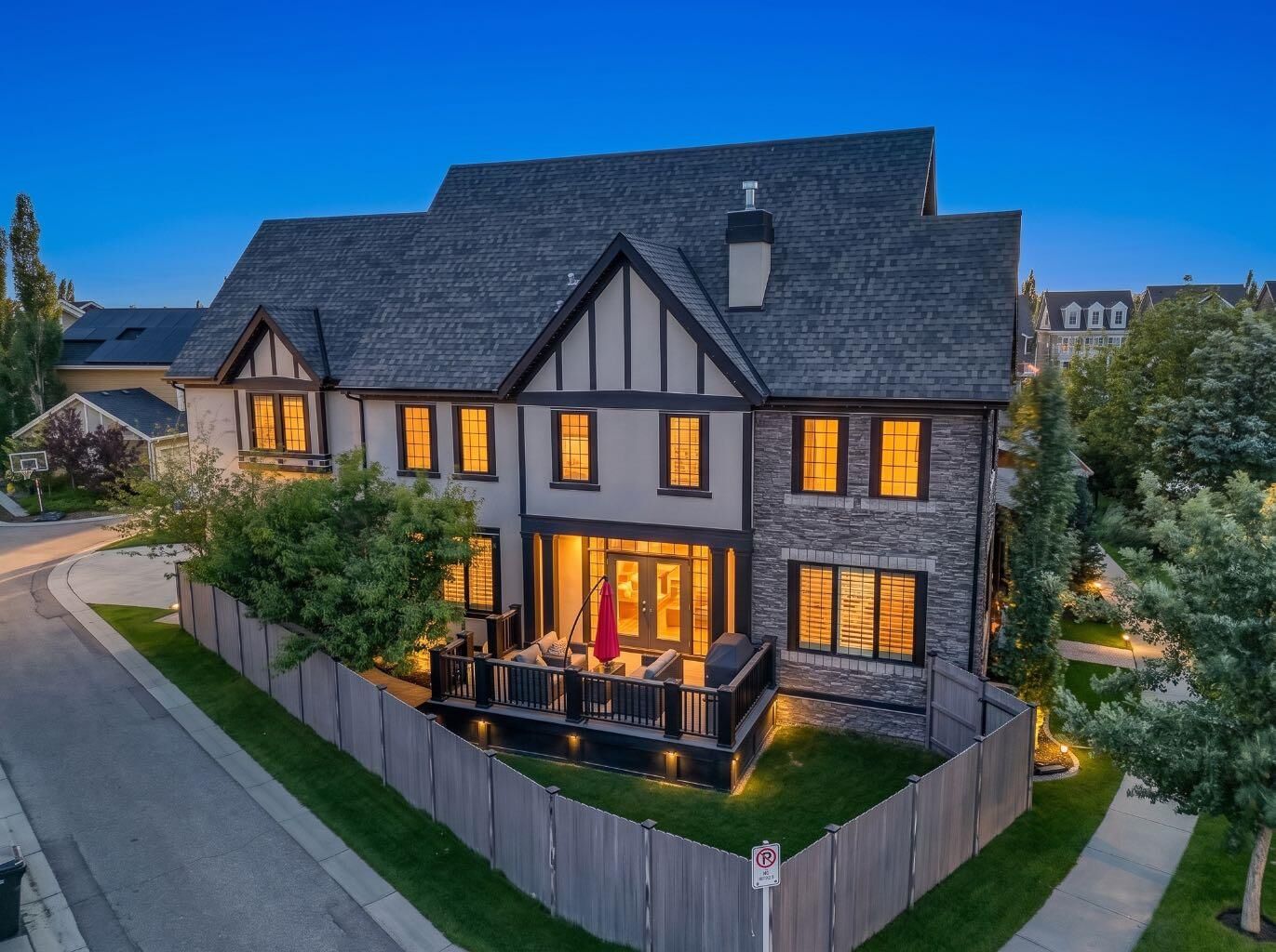 Property Photo:  29 Mary Dover Drive SW  AB T3E 7M6 