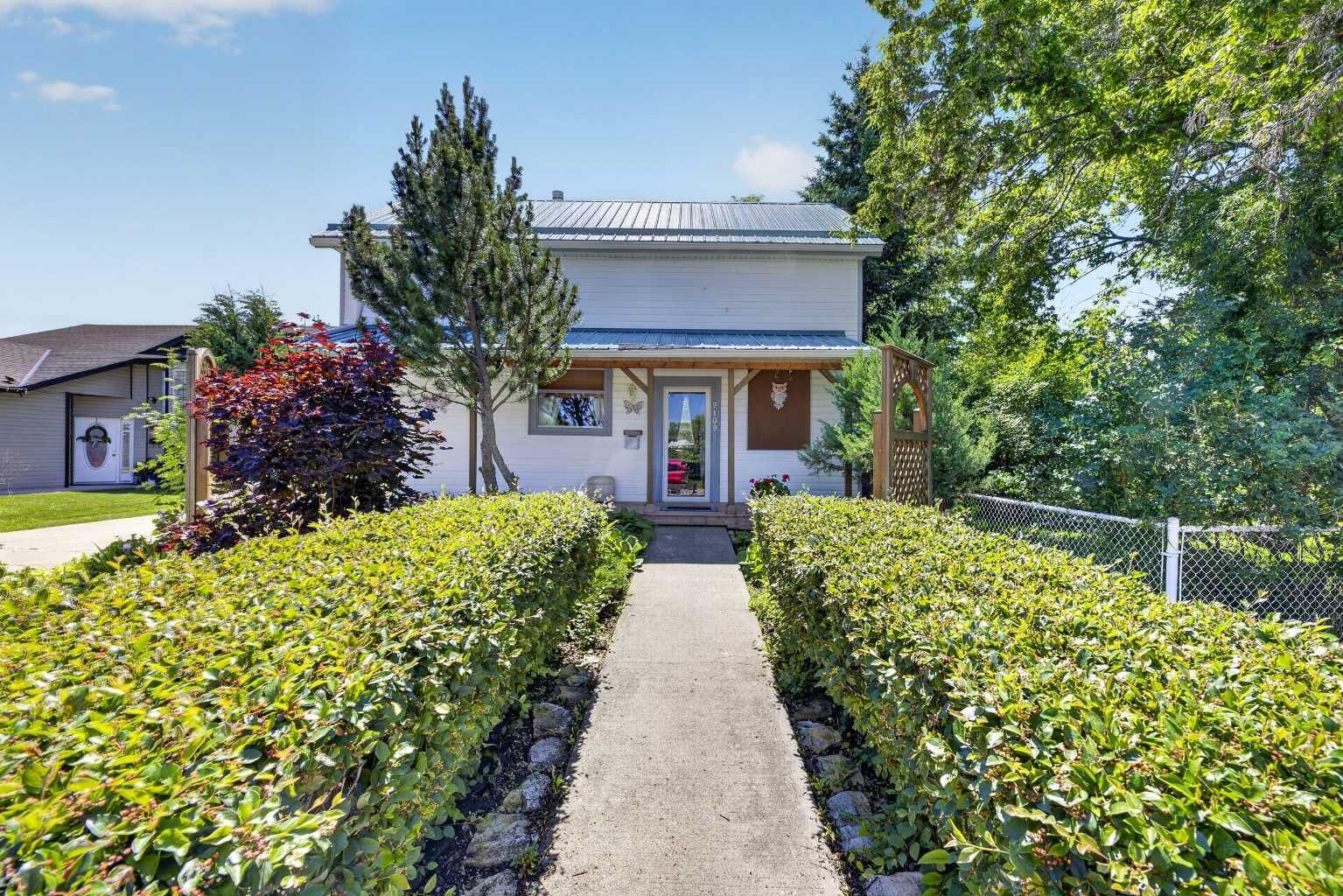 Property Photo:  2109 21 Avenue  AB T0M 0K0 