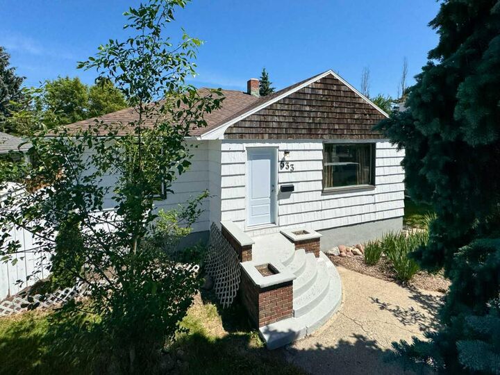 Property Photo: 533 23 Street S AB T1J 3M9