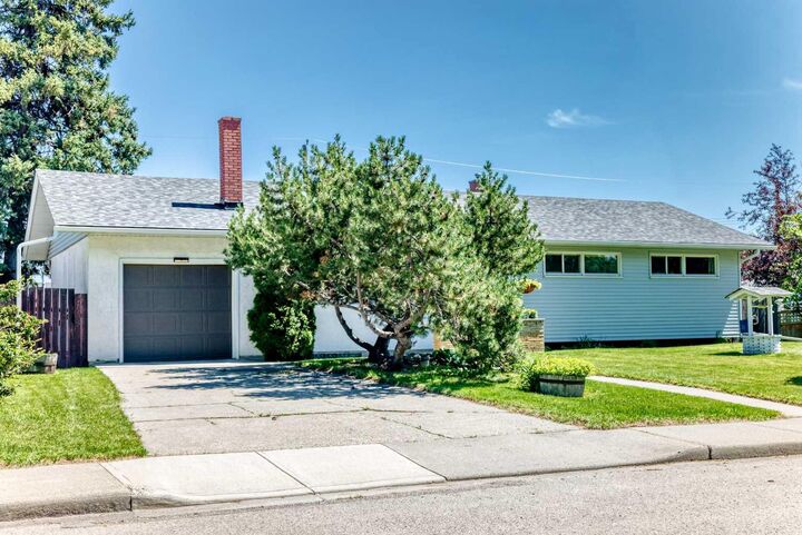 Property Photo: 5608 Buckthorn Road NW AB T2K 2Y5