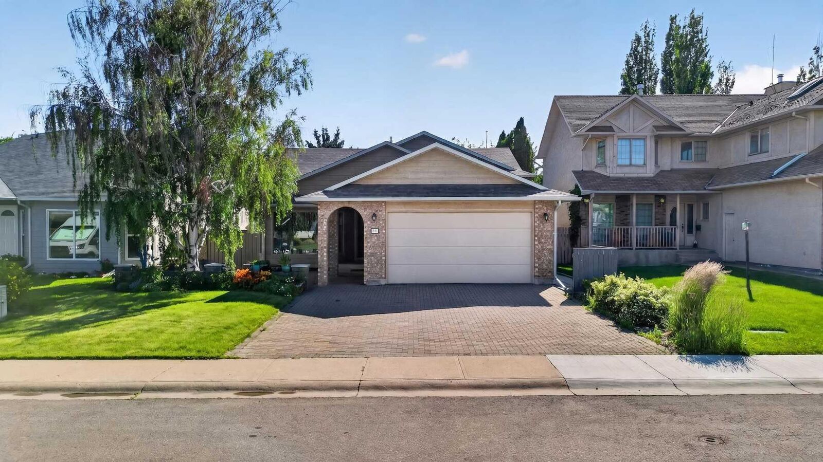 Property Photo: 50 Sherwood Crescent W AB T1K 6G3