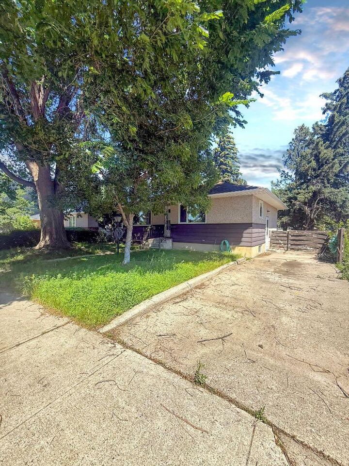 Property Photo: 2411 5 Avenue N AB T1H 0N8