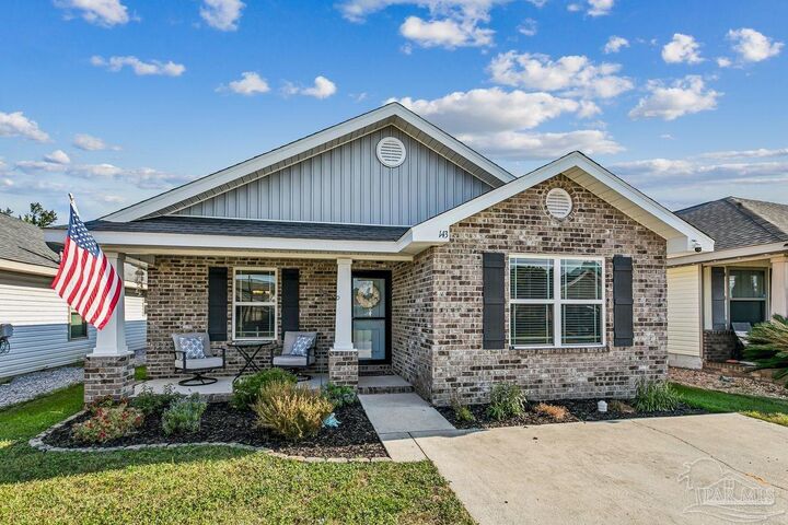 Property Photo: 143 Cottage View Dr FL 32507