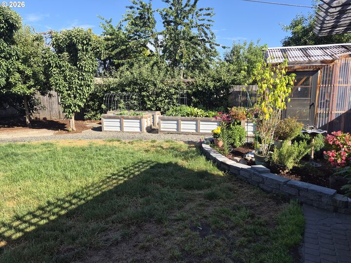 Property Photo: 2460 Debra Dr OR 97477
