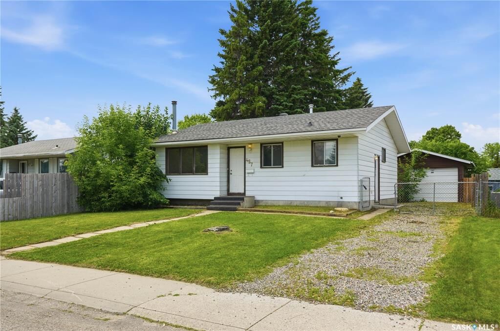 Property Photo: 457 Meighen Crescent SK S7L 5H3