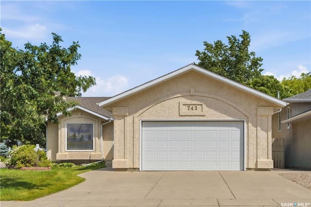 Property Photo:  743 Pezer Court  SK S7S 1J8 