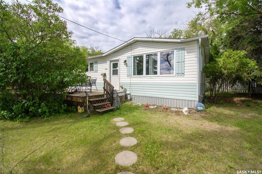 Property Photo: 219 Nicoll Avenue SK S0G 4C0