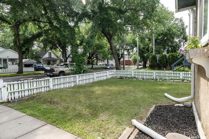 Property Photo:  1223 C Avenue N  SK S7L 1K6 