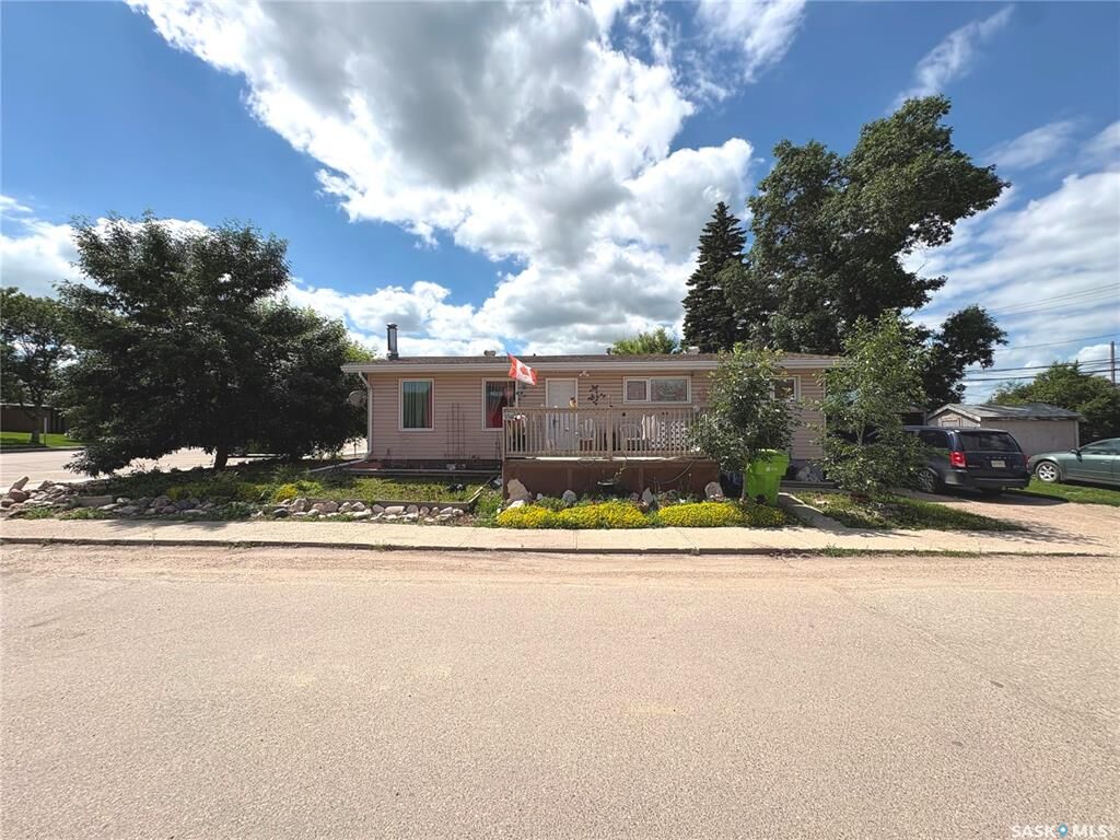 Property Photo:  398 Broadway Street E  SK S0G 1S0 