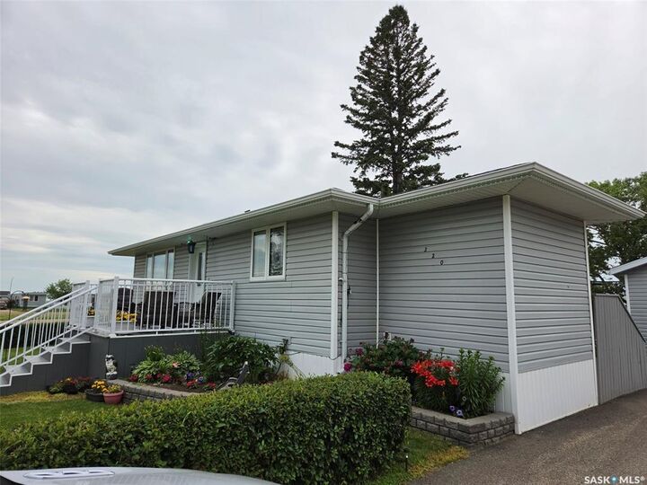 Property Photo:  320 6th Street W  SK S0C 0R0 
