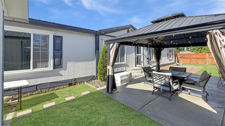 Property Photo:  418 S 23rd Ave  WA 99301 