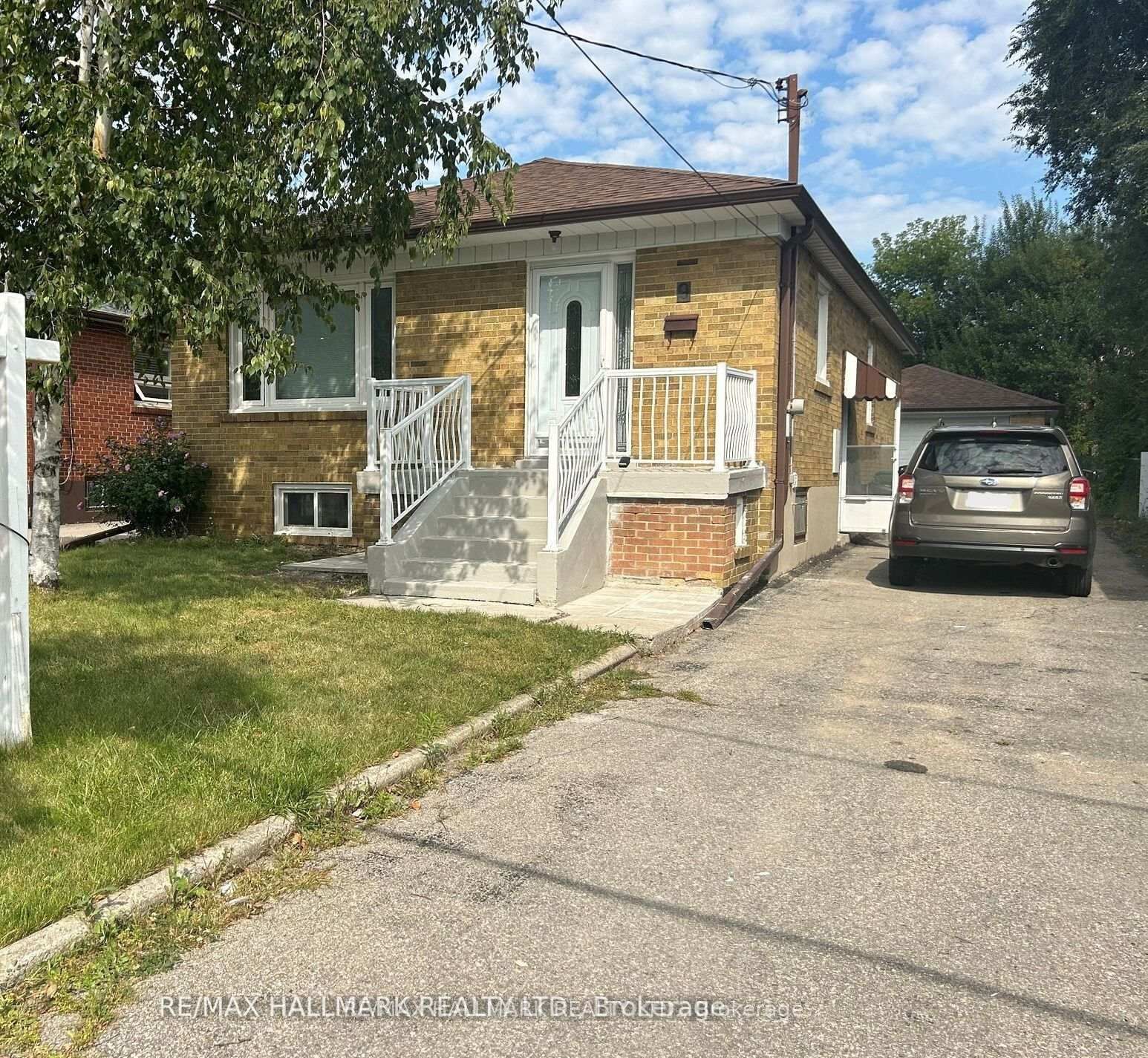 Property Photo:  9 Macleod Street  ON M6L 2M7 