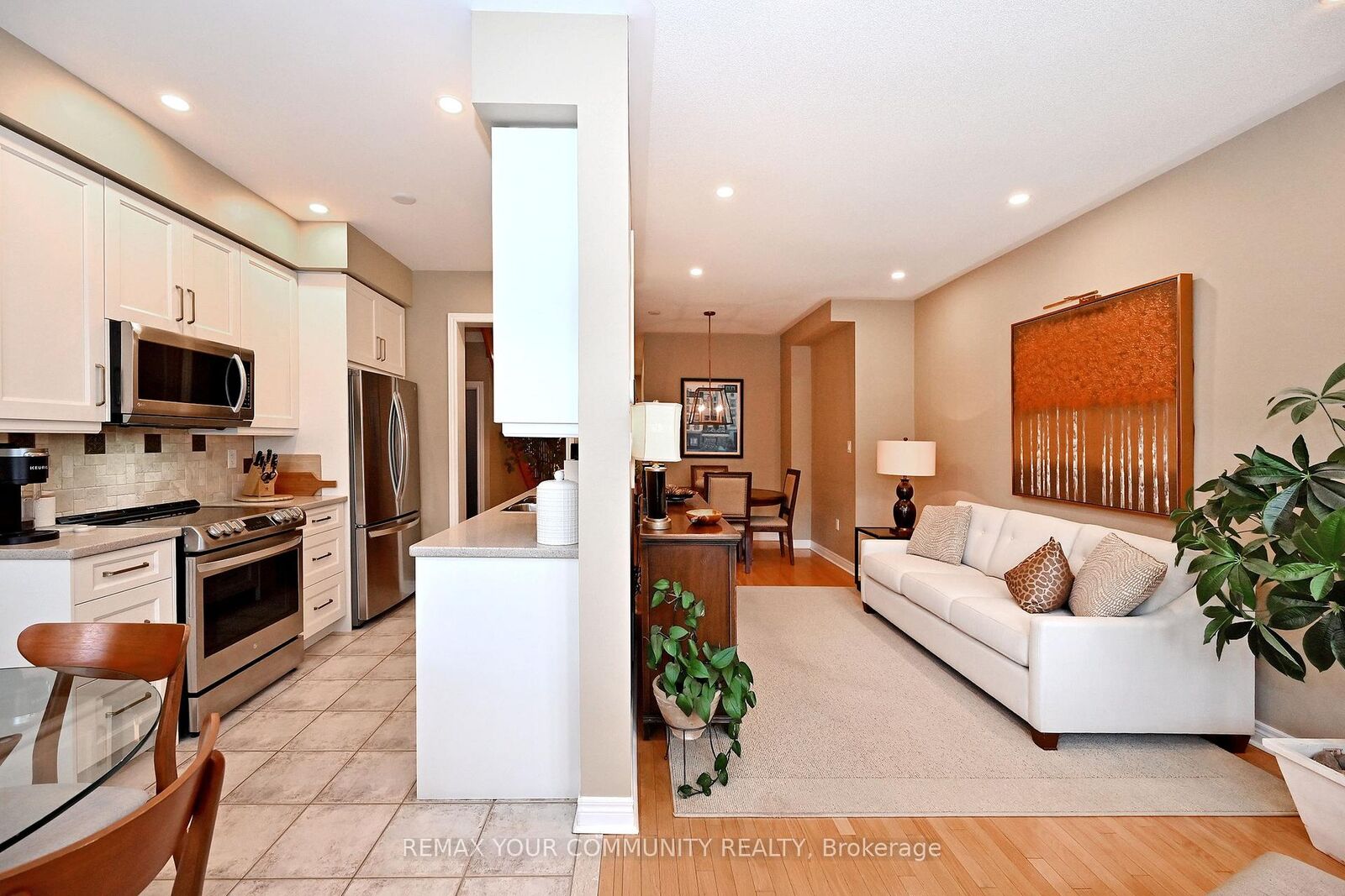 Property Photo: 8 Townwood Drive 4 ON L4E 4X9