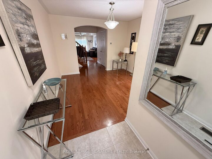 Photo de la propriété:  211 Chilcott Crescent (Main &Amp 2nd Floor)  ON L3X 3G6 