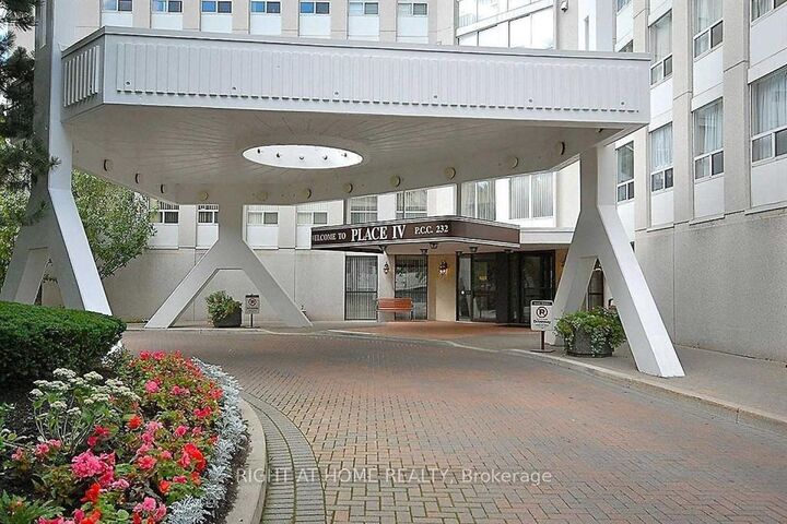 Property Photo:  3650 Kaneff Crescent 3202  ON L5A 4A1 