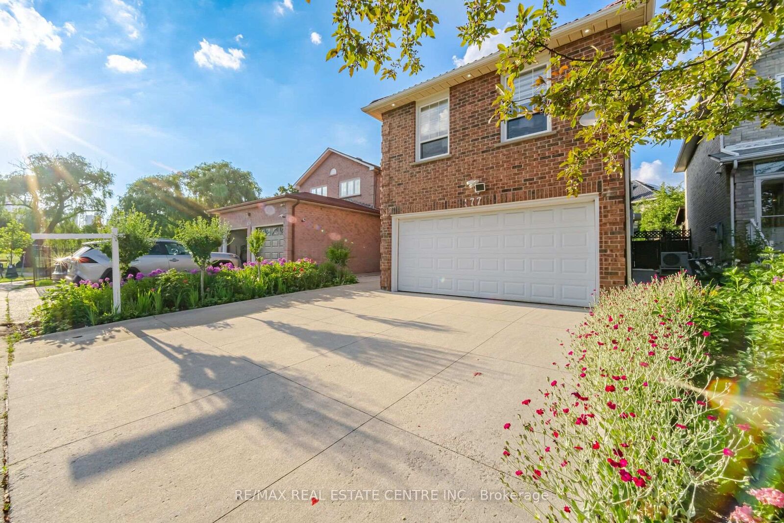 Property Photo:  177 Surbray Grove  ON L5B 2E2 