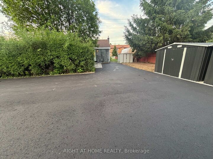 Property Photo:  442 Broadway Avenue Upper  ON L9T 1T9 